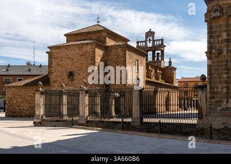 Die Kirche Santa Maria in der Altstadt der Stadt Astorga im Jakobsweg im Norden Spaniens. Provinz Leon. Stockfoto