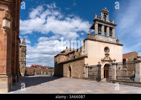 Die Kirche Santa Maria in der Altstadt der Stadt Astorga im Jakobsweg im Norden Spaniens. Provinz Leon. Stockfoto