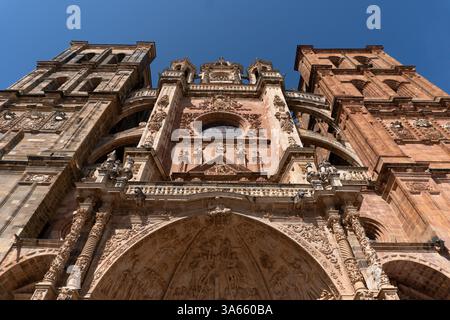 Kathedrale Santa Maria in der Altstadt der Stadt Astorga auf dem Weg von Santiago im Norden Spaniens. Provinz Leon. Stockfoto
