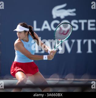 Miami, FL. März 2025. Die britische Emma Raducanu gewinnt ihr viertes Spiel gegen Amanda Anisimova bei den Miami Open. @ Veronica Bruno / Alamy Live News Stockfoto