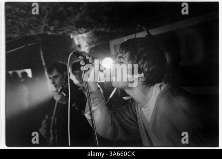 OASIS, ERSTE britische HEADLINE-TOUR, 1994: Liam Gallagher von Oasis bei den legendären TJs in Newport, Wales, 3. Mai 1994. Dies war der erste Auftritt der Band in Wales. Foto: Rob Watkins. Dies war die erste nationale Headline-Tour der Band zur Unterstützung ihrer zweiten Single Shakermaker. Im Jahr 1994 begann Oasis mit ihrem Debütalbum definitiv Maybe in die britische Musikszene einzutauchen und den Britpop mit roher Energie und anthemischen Songs neu zu definieren. Geführt von den Brüdern Liam und Noel Gallagher, machten ihre Einstellung, ihre Swagger und Hits wie Live Forever sie zu Instant-Rock-Ikonen. Stockfoto