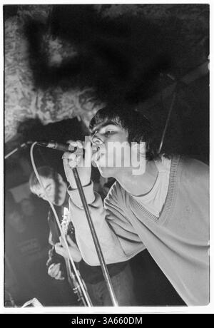 OASIS, ERSTE britische HEADLINE-TOUR, 1994: Liam Gallagher von Oasis bei den legendären TJs in Newport, Wales, 3. Mai 1994. Dies war der erste Auftritt der Band in Wales. Foto: Rob Watkins. Dies war die erste nationale Headline-Tour der Band zur Unterstützung ihrer zweiten Single Shakermaker. Im Jahr 1994 begann Oasis mit ihrem Debütalbum definitiv Maybe in die britische Musikszene einzutauchen und den Britpop mit roher Energie und anthemischen Songs neu zu definieren. Geführt von den Brüdern Liam und Noel Gallagher, machten ihre Einstellung, ihre Swagger und Hits wie Live Forever sie zu Instant-Rock-Ikonen. Stockfoto