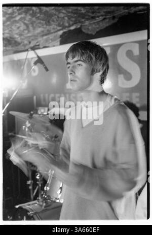 OASIS, ERSTE britische HEADLINE-TOUR, 1994: Liam Gallagher von Oasis bei den legendären TJs in Newport, Wales, 3. Mai 1994. Dies war der erste Auftritt der Band in Wales. Foto: Rob Watkins. Dies war die erste nationale Headline-Tour der Band zur Unterstützung ihrer zweiten Single Shakermaker. Im Jahr 1994 begann Oasis mit ihrem Debütalbum definitiv Maybe in die britische Musikszene einzutauchen und den Britpop mit roher Energie und anthemischen Songs neu zu definieren. Geführt von den Brüdern Liam und Noel Gallagher, machten ihre Einstellung, ihre Swagger und Hits wie Live Forever sie zu Instant-Rock-Ikonen. Stockfoto