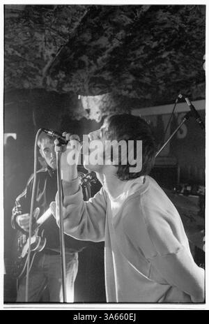 OASIS, ERSTE britische HEADLINE-TOUR, 1994: Liam Gallagher von Oasis bei den legendären TJs in Newport, Wales, 3. Mai 1994. Dies war der erste Auftritt der Band in Wales. Foto: Rob Watkins. Dies war die erste nationale Headline-Tour der Band zur Unterstützung ihrer zweiten Single Shakermaker. Im Jahr 1994 begann Oasis mit ihrem Debütalbum definitiv Maybe in die britische Musikszene einzutauchen und den Britpop mit roher Energie und anthemischen Songs neu zu definieren. Geführt von den Brüdern Liam und Noel Gallagher, machten ihre Einstellung, ihre Swagger und Hits wie Live Forever sie zu Instant-Rock-Ikonen. Stockfoto