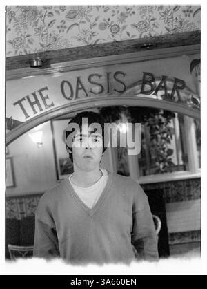 FILM END FRAME: LIAM GALLAGHER, YOUNG, PORTRAIT, OASIS, 1994: Liam Gallagher of Oasis in der entsprechend benannten Oasis Bar des King's Head Hotels in Newport, Wales, 3. Mai 1994. Die Band war auf ihrer ersten Headline UK Tour, um ihre zweite Single Shakermaker zu unterstützen. Foto: Rob Watkins. Im Jahr 1994 begann Oasis mit ihrem Debütalbum definitiv Maybe in die britische Musikszene einzutauchen und den Britpop mit roher Energie und anthemischen Songs neu zu definieren. Geführt von den Brüdern Liam und Noel Gallagher, machten ihre Einstellung, ihre Swagger und Hits wie Live Forever sie zu Instant-Rock-Ikonen. Stockfoto