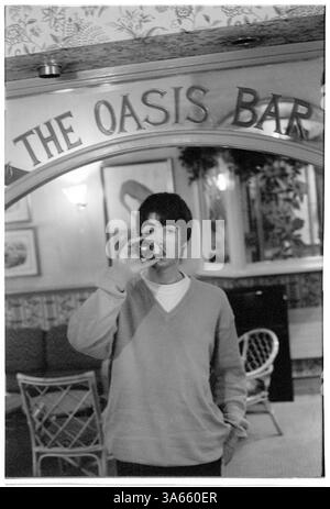 LIAM GALLAGHER, BIER, JUNG, PORTRÄT, OASE, 1994: Liam Gallagher aus Oasis trinkt eine Flasche Bier in der Oasis Bar des King's Head Hotels in Newport, Wales, 3. Mai 1994. Die Band war auf ihrer ersten Headline UK Tour, um ihre zweite Single Shakermaker zu unterstützen. Foto: Rob Watkins. Im Jahr 1994 begann Oasis mit ihrem Debütalbum definitiv Maybe in die britische Musikszene einzutauchen und den Britpop mit roher Energie und anthemischen Songs neu zu definieren. Geführt von den Brüdern Liam und Noel Gallagher, machten ihre Einstellung, ihre Swagger und Hits wie Live Forever sie zu Instant-Rock-Ikonen. Stockfoto