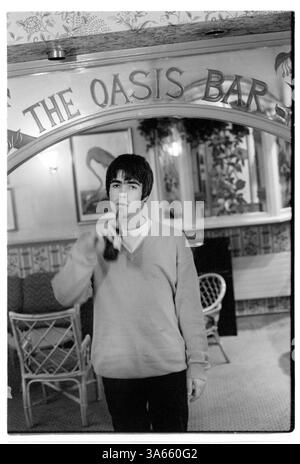 LIAM GALLAGHER, BIER, JUNG, PORTRÄT, OASE, 1994: Liam Gallagher aus Oasis trinkt eine Flasche Bier in der Oasis Bar des King's Head Hotels in Newport, Wales, 3. Mai 1994. Die Band war auf ihrer ersten Headline UK Tour, um ihre zweite Single Shakermaker zu unterstützen. Foto: Rob Watkins. Im Jahr 1994 begann Oasis mit ihrem Debütalbum definitiv Maybe in die britische Musikszene einzutauchen und den Britpop mit roher Energie und anthemischen Songs neu zu definieren. Geführt von den Brüdern Liam und Noel Gallagher, machten ihre Einstellung, ihre Swagger und Hits wie Live Forever sie zu Instant-Rock-Ikonen. Stockfoto