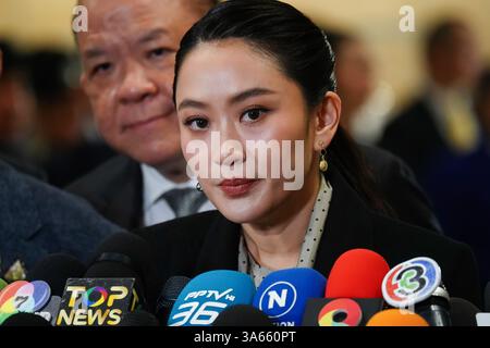 Bangkok, Thailand. März 2025. Die thailändische Premierministerin Paetongtarn Shinawatra (C) spricht mit den Medien, als sie zur Misstrauensdebatte des Repräsentantenhauses im Parlament kommt. Die zweitägige Mißtrauensdebatte der Opposition gegen Shinawatra wird sich auf ihre unterdurchschnittlich leistungsfähige Wirtschaft und den wahrgenommenen Einfluss ihres mächtigen Vaters auf ihre Regierung konzentrieren. Quelle: SOPA Images Limited/Alamy Live News Stockfoto