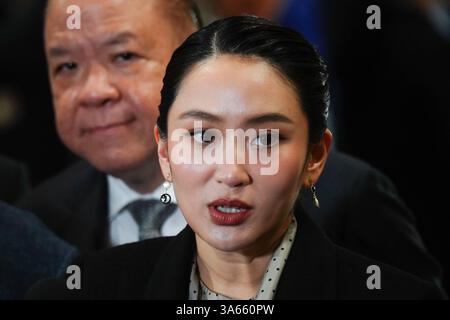 Bangkok, Thailand. März 2025. Die thailändische Premierministerin Paetongtarn Shinawatra (C) spricht mit den Medien, als sie zur Misstrauensdebatte des Repräsentantenhauses im Parlament kommt. Die zweitägige Mißtrauensdebatte der Opposition gegen Shinawatra wird sich auf ihre unterdurchschnittlich leistungsfähige Wirtschaft und den wahrgenommenen Einfluss ihres mächtigen Vaters auf ihre Regierung konzentrieren. Quelle: SOPA Images Limited/Alamy Live News Stockfoto