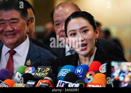 Bangkok, Thailand. März 2025. Die thailändische Premierministerin Paetongtarn Shinawatra (C) spricht mit den Medien, als sie zur Misstrauensdebatte des Repräsentantenhauses im Parlament kommt. Die zweitägige Mißtrauensdebatte der Opposition gegen Shinawatra wird sich auf ihre unterdurchschnittlich leistungsfähige Wirtschaft und den wahrgenommenen Einfluss ihres mächtigen Vaters auf ihre Regierung konzentrieren. Quelle: SOPA Images Limited/Alamy Live News Stockfoto