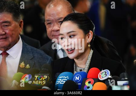 Bangkok, Thailand. März 2025. Die thailändische Premierministerin Paetongtarn Shinawatra (C) spricht mit den Medien, als sie zur Misstrauensdebatte des Repräsentantenhauses im Parlament kommt. Die zweitägige Mißtrauensdebatte der Opposition gegen Shinawatra wird sich auf ihre unterdurchschnittlich leistungsfähige Wirtschaft und den wahrgenommenen Einfluss ihres mächtigen Vaters auf ihre Regierung konzentrieren. Quelle: SOPA Images Limited/Alamy Live News Stockfoto