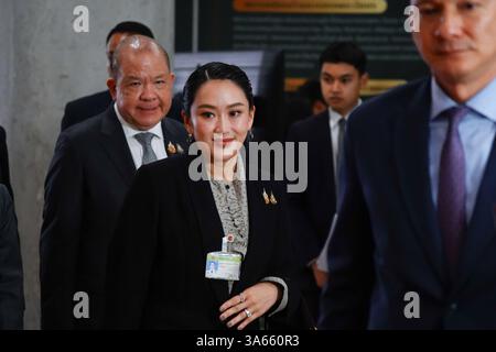 Bangkok, Thailand. März 2025. Thailands Premierminister Paetongtarn Shinawatra (C) trifft vor dem zweiten Tag der Misstrauensdebatte gegen den Premierminister im Parlament ein. Die zweitägige Mißtrauensdebatte der Opposition gegen Shinawatra wird sich auf ihre unterdurchschnittlich leistungsfähige Wirtschaft und den wahrgenommenen Einfluss ihres mächtigen Vaters auf ihre Regierung konzentrieren. Quelle: SOPA Images Limited/Alamy Live News Stockfoto