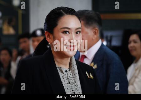Bangkok, Thailand. März 2025. Thailands Premierminister Paetongtarn Shinawatra (C) trifft vor dem zweiten Tag der Misstrauensdebatte gegen den Premierminister im Parlament ein. Die zweitägige Mißtrauensdebatte der Opposition gegen Shinawatra wird sich auf ihre unterdurchschnittlich leistungsfähige Wirtschaft und den wahrgenommenen Einfluss ihres mächtigen Vaters auf ihre Regierung konzentrieren. Quelle: SOPA Images Limited/Alamy Live News Stockfoto