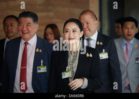 Bangkok, Thailand. März 2025. Thailands Premierminister Paetongtarn Shinawatra (C) trifft vor dem zweiten Tag der Misstrauensdebatte gegen den Premierminister im Parlament ein. Die zweitägige Mißtrauensdebatte der Opposition gegen Shinawatra wird sich auf ihre unterdurchschnittlich leistungsfähige Wirtschaft und den wahrgenommenen Einfluss ihres mächtigen Vaters auf ihre Regierung konzentrieren. Quelle: SOPA Images Limited/Alamy Live News Stockfoto