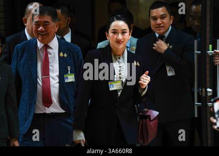 Bangkok, Thailand. März 2025. Thailands Premierminister Paetongtarn Shinawatra (C) trifft vor dem zweiten Tag der Misstrauensdebatte gegen den Premierminister im Parlament ein. Die zweitägige Mißtrauensdebatte der Opposition gegen Shinawatra wird sich auf ihre unterdurchschnittlich leistungsfähige Wirtschaft und den wahrgenommenen Einfluss ihres mächtigen Vaters auf ihre Regierung konzentrieren. Quelle: SOPA Images Limited/Alamy Live News Stockfoto