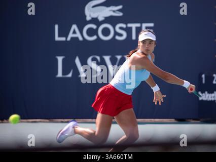 Miami, FL. März 2025. Die britische Emma Raducanu gewinnt ihr viertes Spiel gegen Amanda Anisimova bei den Miami Open. @ Veronica Bruno / Alamy Live News Stockfoto