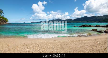 Panoramablick auf tropischen Strand mit blauem Himmel. Mahé Island, Seychellen Stockfoto