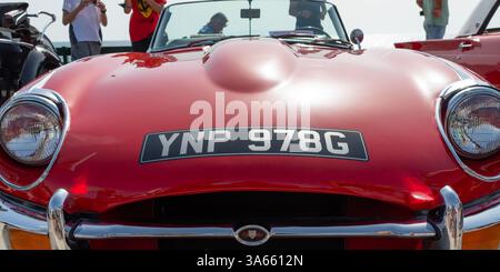 Alimos, Griechenland – 19. September 2021: Kühlergrill eines alten Jaguar E-TYPE Stockfoto