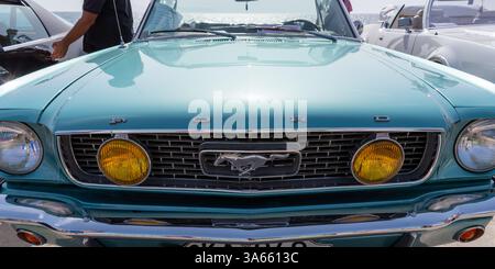 Alimos, Griechenland - 19. September 2021: Kühlergrill eines alten Ford Mustang Stockfoto