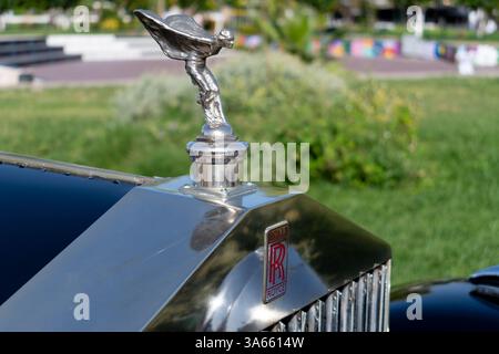 Alimos, Griechenland - 19. September 2021: Detail des Emblems und des Frontgrills eines alten Rolls Royce Stockfoto