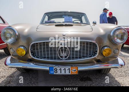 Alimos, Griechenland - 19. September 2021: Kühlergrill eines alten Maserati 3500 gt Stockfoto