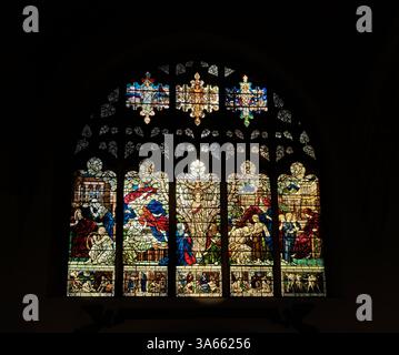 Buntglasfenster mit der Kreuzigung und Auferstehung Jesu Christi in der christlichen Kirche der Heiligen Dreifaltigkeit, Sloane Square, Belgravia, London, Stockfoto
