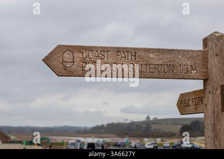 Ein Schild für den Küstenweg am Budleigh Salterton Beach in Devon. Stockfoto