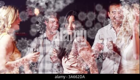Bild von Zellen, die über multiethnische Gruppen von Menschen schweben, die tanzen und Getränke halten Stockfoto