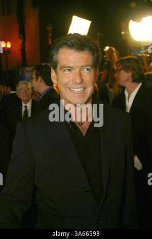 11. November 2002 - Los Angeles, Kalifornien, USA - PIERCE BROSNAN-... DIE ANOTHER DAY - JAMES BOND PREMIERE-. SHRINE AUDITORIUM, LOS ANGELES, CA-. 11. NOVEMBER 2002-. NINA PROMMER / 2002 K27111NP (Kredit-Bild: © Globe Photos/ZUMAPRESS.com) Stockfoto