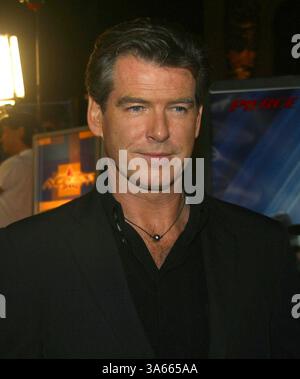 11. November 2002 - Los Angeles, Kalifornien, USA - PIERCE BROSNAN-... DIE ANOTHER DAY - JAMES BOND PREMIERE-. SHRINE AUDITORIUM, LOS ANGELES, CA-. 11. NOVEMBER 2002-. NINA PROMMER / 2002 K27111NP (Kredit-Bild: © Globe Photos/ZUMAPRESS.com) Stockfoto