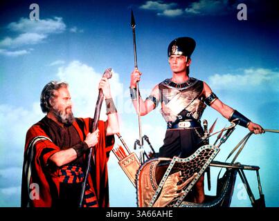 VERÖFFENTLICHT Datum: 5. Oktober 1956. FILMTITEL: Die zehn Gebote. STUDIO: Paramount Pictures. PLOT: Moses führt die Sklaven von der Tyrannei des ägyptischen Pharaos und in die Wüste, wo er später das Gesetz Gottes gegeben ist. Einst der Pharao Chef Architekt, Moses erhält die Aufmerksamkeit der Königin bis He Rebellen und wird ins Exil gewirkt. Bild: CHARLTON HESTON und YUL BRYNNER Sterne wie Moses und Ramses. Stockfoto