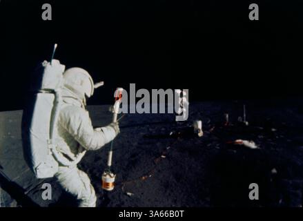 5. Februar 1971: Astronaut Edgar D. Mitchell. Apollo 14 Mission zum Mond. Februar 1971. Astronaut Edgar D. Mitchell, Pilot des Mondmoduls, betreibt den Daumen des aktiven Seismischen Experiments (ASE) während der ersten außerfahrbaren Aktivität (EVA) des Apollo 14 auf dem Mond. Der Astronaut Alan B. Shepard Jr., Kommandant, läuft im Hintergrund in die Nähe von Komponenten des Apollo Lunar Surface Experiments Package (ALSEP). Dieses Foto wurde von einer automatischen 16-mm-Kamera aufgenommen, die an Bord des modularisierten Gerätetransporters (MET) montiert ist. Während die Astronauten Shepard und Mitchell de Stockfoto