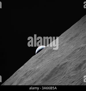 15. Dezember 1972 - die Mondsichel erhebt sich über dem Mond-Horizont in diesem Foto, das von der Raumsonde Apollo 17 im Mondumlauf während der letzten Mondlandungsmission der NASA im Apollo-Programm aufgenommen wurde. Apollo 17-Mission zum Mond - Dez 1972. (7-19. Dezember 1972) während der Astronauten Eugene A. Cernan, Kommandant, und Harrison H. Schmitt, Pilot des Mondmoduls, stieg in das Mondmodul (LM) ''Challenger'' ab, um die Taurus-Littrow-Region des Mondes zu erkunden, Astronaut Ronald E. Evans, Kommandomodulpilot, blieb bei den Command and Service Modules (CSM) ' Stockfoto