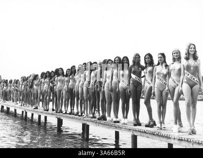 21. Juli 1973 – Athen, Griechenland – Miss Universe 1973, die 22. Ausgabe des Miss Universe-Wettbewerbs fand im Amphitheater des Odeon des Herodes Atticus am Fuße der Akropolis in Athen statt. MARGARITA MORAN von den Philippinen wurde von KERRY ANNE WELLS aus Australien gekrönt und war damit die zweite Filipina, die den Titel gewann. (Kreditbild: © Keystone Press Agency/ZUMA Press Wire) Stockfoto