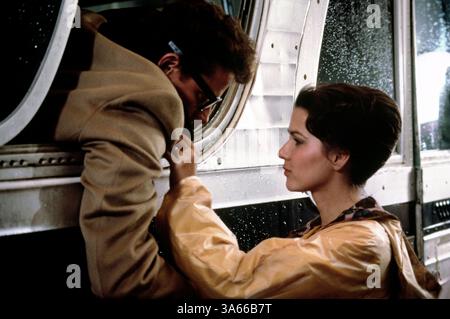 2. Oktober 1978; Hollywood, Kalifornien, USA; GARY BUSEY und MARIA RICHWINE Stern als Charles Hardin "Buddy" Holly und Maria Elena Holly in dem Drama "The Buddy Holly Story" unter der Regie von Steve Rash. Stockfoto