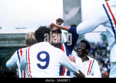 ERSCHEINUNGSDATUM: 30. Juli 1981 FILMTITEL: Victory STUDIO: Victory Company DIRECTOR: John Huston PLOT: Die wahre Geschichte zweier britischer Leichtathleten bei den Olympischen Sommerspielen 1924. Der eine ist ein frommer schottischer Missionar, der für Gott kandidiert, der andere ist ein jüdischer Student in Cambridge, der sich um Ruhm und Vorurteilen DREHT. Hier SEHEN Sie SYLVESTER STALLONE als Robert Hatch und PELE als CPL. Luis Fernandez (Credit Image: © Victory Company/Entertainment Pictures/ZUMAPRESS.com) Stockfoto