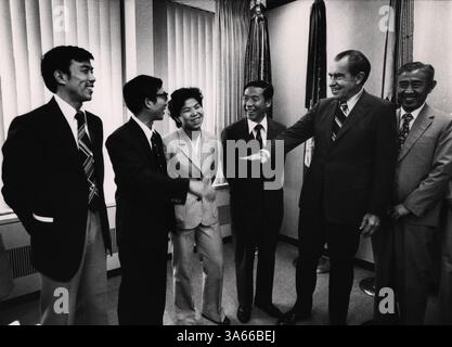 Juni 1981; New York, NY, USA; der ehemalige US-Präsident RICHARD NIXON trifft sich unoffiziell mit dem chinesischen Olympischen Komitee: die Tischtennismannschaft der Männer Xie Saike, Cai Zhenhua, Li Zhensi, Liu Shijing, Zhang Junhan; das Frauenteam Tong Ling und der Trainer Zeng Chuanjiang. Stockfoto