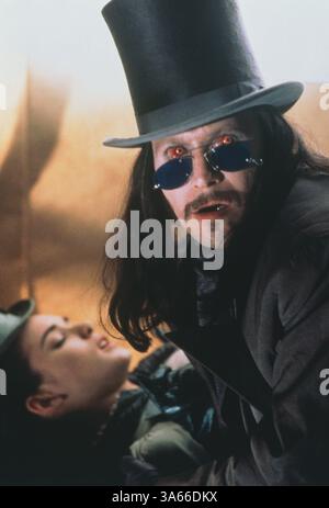 13. November 1992; Hollywood, Kalifornien, USA; Regisseur Francis Ford Coppola und Columbia Pictures bringen Sie "Bram Stokers Dracula." WINONA RYDER als Mina Murray Liebeinteresse von Dracula, gespielt von GARY OLDMAN in den Hauptrollen. Stockfoto