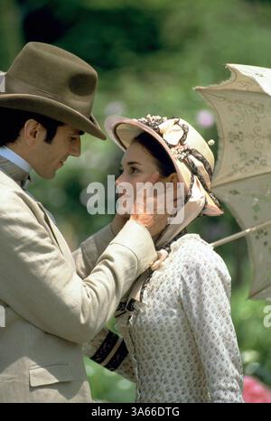 Sep 09, 1993; Hollywood, Kalifornien, USA; Schauspieler DANIEL DAY LEWIS als Newland Archer und WINONA RYDER als May Welland Stern in dem romantischen Drama "The Age Innocence" unter der Regie von Martin Scorsese. Stockfoto
