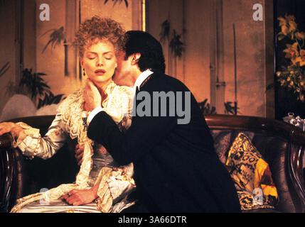 Sep 10, 1993; Hollywood, Kalifornien, USA;  Schauspieler MICHELLE PFEIFFER als Ellen Olenska und DANIEL DAY LEWIS als Newland Archer Star in dem romantischen Drama "The Age Innocence" unter der Regie von Martin Scorsese. Stockfoto
