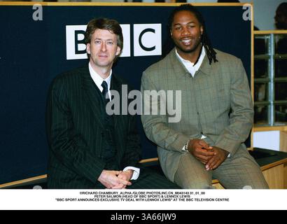 31. JANUAR 2001 - LONDON, GROSSBRITANNIEN - Â RICHARD CHAMBURY ALPHA / CN M043143 31 01 00.PETER LACHS (LEITER BBC SPORT) & LENNOX LEWIS. „BBC SPORT KÜNDIGT EXKLUSIVEN TV-VERTRAG MIT LENNOX LEWIS AN“ IM BBC-FERNSEHZENTRUM (Credit Image: © Globe Photos/ZUMAPRESS.com) Stockfoto