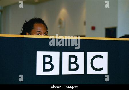 31. Januar 2001 - London, Großbritannien - Â RICHARD CHAMBURY ALPHA CN M043143 31 01 00.LENNOX LEWIS. „BBC SPORT KÜNDIGT EXKLUSIVEN TV-VERTRAG MIT LENNOX LEWIS AN“ IM BBC-FERNSEHZENTRUM (Credit Image: © Globe Photos/ZUMAPRESS.com) Stockfoto
