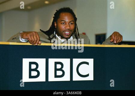 31. Januar 2001 - London, Großbritannien - Â RICHARD CHAMBURY ALPHA CN M043143 31 01 00.LENNOX LEWIS. „BBC SPORT KÜNDIGT EXKLUSIVEN TV-VERTRAG MIT LENNOX LEWIS AN“ IM BBC-FERNSEHZENTRUM. 2001.(Bild: © Globe Photos/ZUMAPRESS.com) Stockfoto