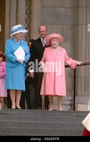 24. APRIL 2001 - LONDON, GROSSBRITANNIEN - Â ©RICHARD CHAMBURY ALPHA/ M041396 11 07 00.DIE KÖNIGIN, PRINZ PHILIP UND DIE KÖNIGIN MUTTER.-THANKSGIVING ZUM 100. GEBURTSTAG DER KÖNIGIN MUTTER IN ST. PAUL'S CATHEDRAL IN LONDON. (Kreditbild: © Globe Photos/ZUMAPRESS.com) Stockfoto