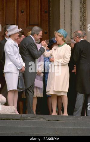 24. APRIL 2001 - LONDON, GROSSBRITANNIEN - Â RICHARD CHAMBURY ALPHA M041396 11 07 00.KÖNIG KONSTANTIN VON GRIECHENLAND MIT KÖNIGIN PAOLA VON BELGIEN.-THANKSGIVING ZUM 100. GEBURTSTAG DER KÖNIGIN MUTTER IN ST. PAUL'S CATHEDRAL IN LONDON. (Kreditbild: © Globe Photos/ZUMAPRESS.com) Stockfoto