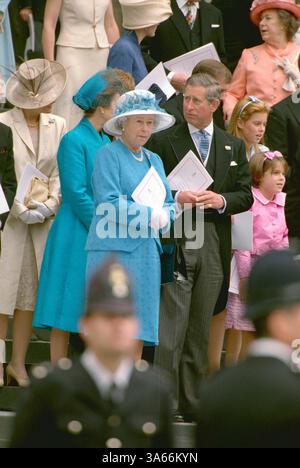 24. APRIL 2001 - LONDON, GROSSBRITANNIEN - ©RICHARD CHAMBURY ALPHA/ M041396 11 07 00.DIE KÖNIGIN, PRINZ CHARLES, PRINZESSIN BEATRICE & PRINZESSIN EUGENIE.-THANKSGIVING ZUM 100. GEBURTSTAG DER KÖNIGIN Â ST. PAUL'S CATHEDRAL IN LONDON. (Kreditbild: © Globe Photos/ZUMAPRESS.com) Stockfoto