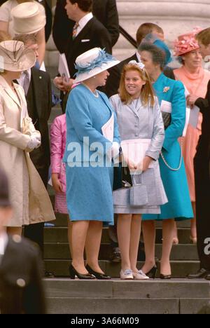 24. APRIL 2001 - LONDON, GROSSBRITANNIEN - Â RICHARD CHAMBURY ALPHA M041396 11 07 00.DIE KÖNIGIN UND PRINZESSIN BEATRICE.-THANKSGIVING ZUM 100. GEBURTSTAG DER KÖNIGIN IM ST. PAUL'S CATHEDRAL IN LONDON. (Kreditbild: © Globe Photos/ZUMAPRESS.com) Stockfoto