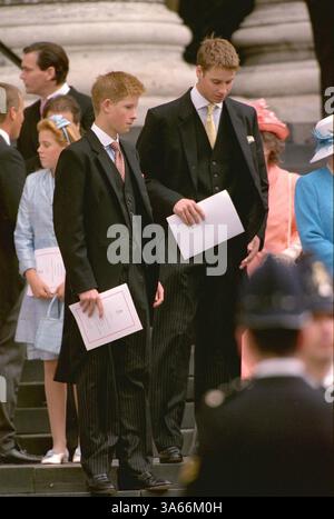 24. APRIL 2001 - LONDON, GROSSBRITANNIEN - ©RICHARD CHAMBURY ALPHA/ M041396 11 07 00.PRINZ HENRY & PRINZ WILLIAM.-THANKSGIVING ZUM 100. GEBURTSTAG DER KÖNIGIN Â ST. PAUL'S CATHEDRAL IN LONDON. (Kreditbild: © Globe Photos/ZUMAPRESS.com) Stockfoto
