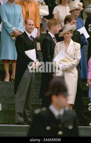 APRIL 2001 - LONDON, GROSSBRITANNIEN - Â RICHARD CHAMBURY ALPHA M041396 11 07 00.PRINZ EDWARD, PRINZ HENRY, SOPHIE GRÄFIN VON WESSEX UND LADY SERENA LINLEY (HINTERGRUND).-THANKSGIVING ZUM 100. GEBURTSTAG DER KÖNIGIN MUTTER IN ST. PAUL'S CATHEDRAL IN LONDON. (Kreditbild: © Globe Photos/ZUMAPRESS.com) Stockfoto