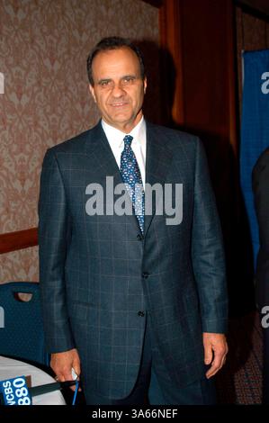 Dezember 2002; New York, NY, USA; New York Yankees Manager JOE TORRE unterschreibt Baseballs im Marriot Hotel in New York City. Abbildung: Stockfoto